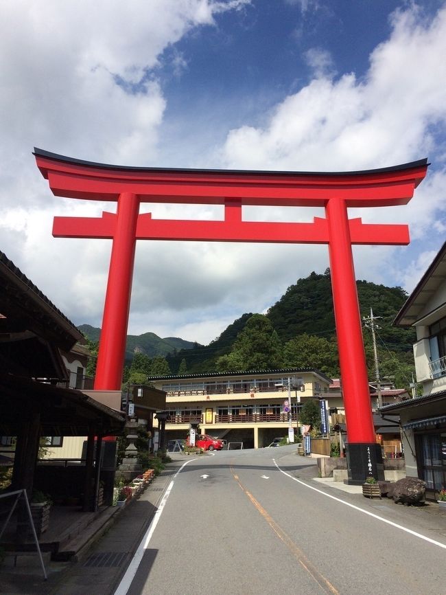 先日阿蘇神社で手に入れた御朱印帳を片手に榛名神社に御朱印をゲットしに行きました。<br />この辺は今まで秋の紅葉の季節にしか、来たことがなかったので、夏の景色もまた格別でした！！