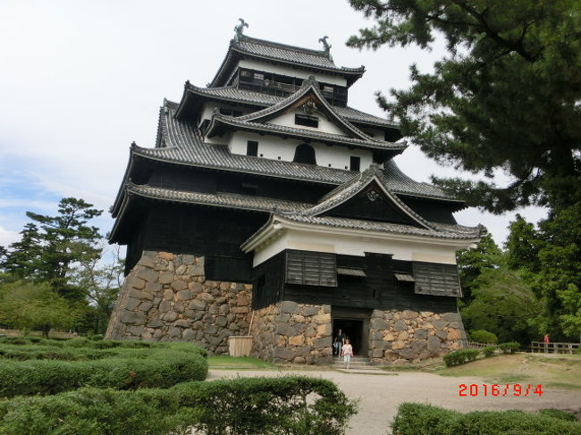 ９月４日（日）の後半。<br />厳島神社参拝のあと、一畑電車でしんじ湖温泉駅に戻り、市内バスで松江の車窓観光と松江城見学。松江観光後は山陰本線に乗り益田で乗り換え、明日の萩観光に備えて投宿する東萩へ。<br />写真は松江城。