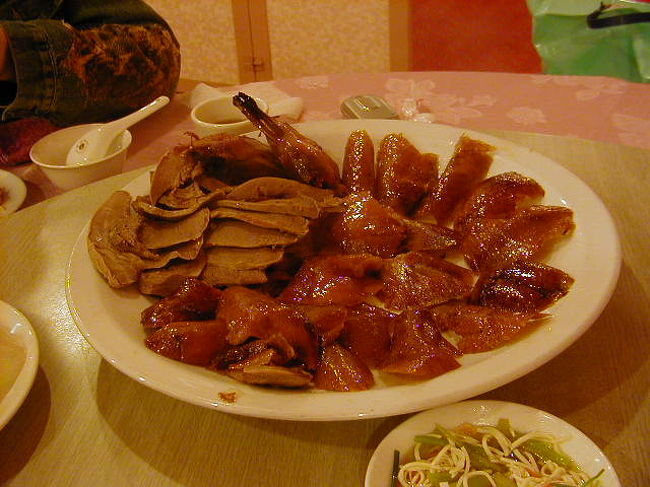 陶然亭餐廳(北京ダック)・楽華夜市・世界豆漿大王・淡水・八里 2005/04/28-29<br /><br />ゴールデンウィークを利用して台湾旅行です。<br />14:30の飛行機に乗る為、9:30に家を出た。小田急線に乗って新宿へ。ここから成田空港までバス。座ってしまえば、荷物と一緒に運んでくれるので、バスを気に入っている。案の定、バスも道路も混んでいた。連休の混雑を想定して早めに家を出て正解。12時半に成田に着く。直ぐに、中華航空のカウンタへ直行。<br />搭乗手続きをする時にクレーム。私はいつも台湾で購入した一年有効の往復オープンのチケットを利用しているが、どうも期限が過ぎていると思われているらしい。「注.一年オープンのチケットは往き(又は帰り)の期日から一年以内に使用しなければならない。よって、入国した期日が重要となる」パスポートで前回の入国期日を確認するが、スタンプの期日が不鮮明でで判別できず、なかなかOKが出ない。後ろを見ると順番待ちの人達から冷たい視線を浴びた。私は悪くないのに....対応してくれている女性は「確認してきます」と言って私や並んでいるお客を置き去りにして席を離れた。またまた、私は冷たい視線を感じる。女性は五分程度で戻ってきたが、とても長く感じた。 「日本に戻られたのは5月8日ですね」と女性、 『そうだと思うのですが、パスポートで確認できませんか』 「判りました。上司の了解も取りましたので、OKです」 『確認するのになんでそんなに時間がかかるのですか』 「ご協力有難うございました」 『今度、入管の人にちゃんと押すように言いましょうか』 「結構です。判りましたから」 何ともちぐはぐな会話だったが、やっと搭乗手続きは終わった。飛行機は40分delay、今回の旅行は何とも幸先が悪い気がする。飛行機は15:00に出発し、18:00に台北に着いた。先に里帰りしていた妻と義姉が空港に出迎えていてくれた。台北市内へ行くために、空港からバスに乗る。(バスも各地に向かうバスが沢山出ているので利用すると便利。4人だとタクシー料金とほぼ同じなので、タクシー利用するのもよい。)だが、バスはなかなか出発しない。運転手は乗客と手元の半券を何度も数えている。更に、乗客の半券を調べら出した。妻に聞くと乗客の一人が以前使用した切符でまた乗ったらしい。よく判らないが、乗車するときにしっかり確認すればこのようことはおきない気もするが...やっとバスは走り出し、台北市内へ。遠東ホテルで降りた。
