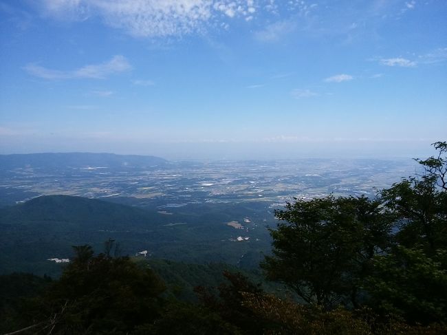 八風キャンプ場→岩ヶ峰ルート→県境稜線南下→釈迦ヶ岳山頂で反転→県境稜線北上→中峠から下山<br /><br />当初の計画では三池岳山頂まで県境稜線を北上する予定だったのですが、いろいろありまして途中の中峠からの下山に変更しました。<br /><br />表紙の写真は釈迦ヶ岳三角点から伊勢湾方向を撮影したものです。