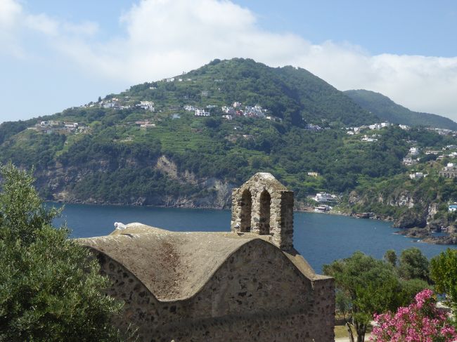 夏の優雅な南イタリア周遊旅行♪　Vol381(第20日)　☆Isola d'Ischia/Ischia Ponte：アラゴン城を優雅に鑑賞♪フレスコ画残る教会を眺めて♪