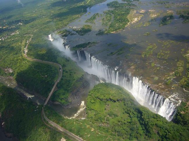 ザンビアとジンバブエの国境にまたがる世界三大瀑布のひとつヴィクトリアの滝、ボツワナのチョべ国立公園、南アフリカの希望峰を巡る南アフリカ４カ国周遊９日間の団体ツアーに参加しました。南アフリカの大自然を満喫する旅となりました。<br /><br />詳しい内容は、こちらをご覧下さい。<br />　⇒http://000worldtour.web.fc2.com/029_southafrica_01.html