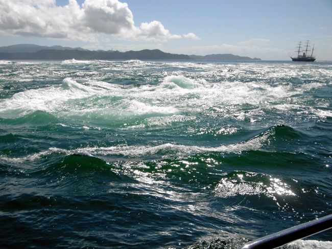 「未だ未踏の県が一つある」と、相棒殿が時々呟いていた県。それが徳島県である。<br />今回、相棒殿にとっての日本全国巡り最後の県、「徳島県」を含む四国３県の旅に出かけることになった。<br /><br />ちなみに、私はまだまだ訪れていない県が多々ある。<br />ほんの少しも掠めたことのない県は宮崎県と和歌山県、通過してはいても降り立ったことがないのが静岡県、佐賀・長崎・熊本・岡山・香川・三重・岐阜・愛知・山梨・新潟は、実は４トラ開始以前に行ったことはある。<br /><br />こうして並べてみると、まだまだ４トラの地図は白いなと思う。<br />しかし、地図の色塗り旅をするつもりはないので、今後も白いままかも(^_^;<br /><br />７月の東北旅で、東北地方が制覇できたけれど、これはそんなに多くの県に行くとは思わないで申し込んだツアーだった。<br />図らずも東北地方が黄色く塗りつぶされたのは、偶然の結果である。<br /><br />今回四国の徳島が黄色くなったのもまた、結果としてそうなったのだった。<br /><br />「四国の右下」は面白い！というのを、何かの番組でやっていた。<br />確かに四国というのは、他にはない特異な雰囲気を持っている。<br />四国八十八ヵ寺を巡る、人をもてなすという習慣が、地元の人々の中に根付いているのだ。<br /><br />お遍路の旅をしている人は、真夏のこの時期でもけっこういた。<br />バスツアーなどで巡るのではなく、本当に自分の足で寺々を巡っているらしい人ともすれ違った。<br />この暑いのに…何が彼らをして、そういった行動に走らしめるのだろうか？<br /><br />こちらはレンタカーなので、暑いとは言え車中は涼しく過ごせた。<br />お気楽旅ではあったが、四国の右下から高知、檮原を経て松山に、しまなみ海道を渡り、大島・大三島を巡って、瀬戸内の風景も満喫できた旅となった。<br />この旅行記には、徳島の鳴門と眉山からの風景をアップしてみました。<br /><br />