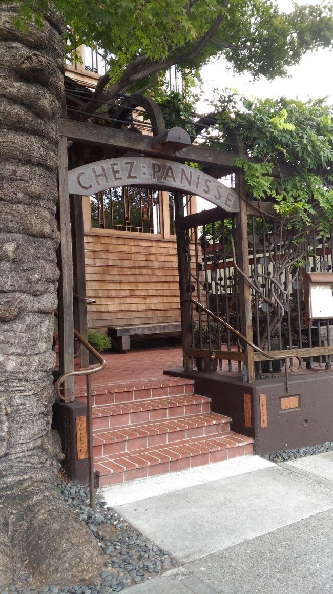  今回の旅行の目的の一つ、「Chez Panisse」で食事をする事！<br />地産地消の先駆者Alice Watersさんのレストランですが、日本の雑誌やSNSにもよく紹介されていて憧れていたのです☆<br />バークレーに行ってみると、大学が夏休みなのか、ガラーンとしていて、思ったより寂れた感じでした。。。<br />でも、少し歩いてみると、たくさんの種類の野菜をカスタマイズできるサラダのお店、オーガニックスーパーetc　楽しいお店もありました。<br /><br />予習不足か少し時間を持て余し、日帰りで良かったかな。とは思います&gt;&lt;<br /><br />宿泊ホテル：Berkeley YMCA Hotel (BOOKINGで予約) …US$73.45(TAX13%込)