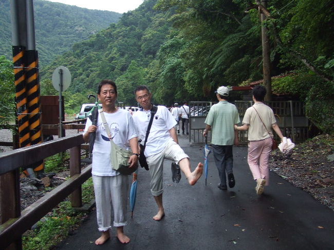 友人と台湾旅行(世界豆漿大王・烏来) 二日目 2007/07/13<br /><br />Nさんは所謂、観光スポット的なところはあまりお好きではないので、自然豊かな烏来で身体を鍛え、温泉を楽しむことにしました。<br />先ずは世界豆漿大王で食事、その後、鄭さんお車で烏来へ行きました。