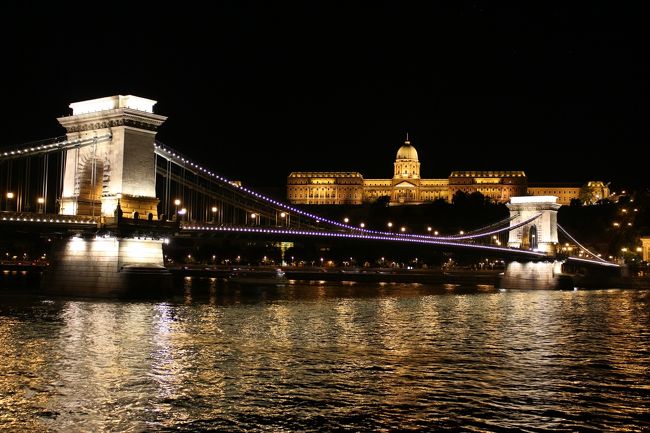 いつか行きたいと思っていた中央ヨーロッパ。<br />今回時間のできたタイミングで、チェコ、ハンガリー、スロバキア、ポーランドをぐるっと回り、最後にドイツ・ドレスデンにも寄ってみました。<br /><br />これは、そのハンガリー編<br />（表紙は、ブタペスト・夜のくさり橋と王宮）<br /><br />ハンガリーは、ブダペストのほかは、ハンガリー平原に興味があったけど、いま一つ楽しみ方がよくわからず、<br />ほぼブダペストのみの観光となりました。<br /><br /><br />主な行程は、以下です。<br /><br />6/26（木）　成田17:00→ソウル19:25<br />				<br />6/27（金）　ソウル12:45→プラハ16:50<br />　　　　　　　　　　　　　　　　　プラハ泊<br />				<br />6/28（土）　電車・プラハ10:52→クトナー・ホラ11:53<br />クトナー・ホラ14:28→プラハ15:53<br /> 　　　　　　　　　　　　　　　　プラハ泊<br /><br />6/29（日）　バス・プラハ11:00→チェスキークルムロフ13:55<br />　　　　　　　　　　　　　　　　　チェスキークルムロフ泊<br />							<br />6/30（月）　バス・チェスキークルムロフ10:00→チェスケーブディエヨヴィツェ10:35<br />電車（実際はバス）・チェスケーブディエヨヴィツェ11:40→ターボル12:54<br />電車（実際はバス）・ターボル16:03→チェスケーブディエヨヴィツェ17:20<br />                                    チェスケーブディエヨヴィツェ泊<br /><br />7/1（火）　 バスにてフルボカー城へ（行き8:30発、帰り10:32発）<br />　　　　　  バス・チェスケーブディエヨヴィツェ12:10→テルチ14:00）<br />　　　　　  テルチ15:50→ブルノ17:50<br />　　　　　　　　　　　　　　　　　ブルノ泊<br />				<br />7/2（水）　バス・ブルノ11:30→ブラチスラヴァ13:15		<br />　　　　　　　　　　　　　　　　　ブラチスラバ泊<br /><br />7/3（木）　バス・ブラチスラヴァ11:15→ブダペスト14:00<br />　　　　　　　　　　　　　　　　　ブダペスト泊<br />				<br />7/4（金）　電車にてグドゥルー宮殿へ往復				<br />　　　　　 ブダペスト東駅18:30→コシツェ21:58<br />　　　　　　　　　　　　　　　　　コシツェ泊				<br /><br />7/5（土）　バス・コシツェ8:15→プレショフ8:45/9:10→ｽﾋﾟｼｭｽｹｰﾎﾟﾄﾞﾌﾗﾃﾞｨｴ9:58<br />バス・ｽﾋﾟｼｭｽｹｰﾎﾟﾄﾞﾌﾗﾃﾞｨｴ13:10→レヴォチャ13:30/14:10→ポプラド14:45<br />バス・ポプラド16:50→ザコパネ18:55/19:25→クラクフ21:30<br />　　　　　　　　　　　　　　　　 クラクフ泊<br /><br />7/6（日）　電車・クラクフ18:30→ワルシャワ21:46<br />　　　　　　　　　　　　　　　　　ワルシャワ泊<br /><br />7/7（月）　夜行バス・ワルシャワ18:00→<br /><br />7/8（火）　→プラハ4:50　　<br />　　　　　 電車・プラハ6:29→ドレスデン8:49<br />　　　　　　　　　　　　　　　　　 ドレスデン泊<br /><br />7/9（水）　電車・ドレスデン11:06→プラハ13:27<br />           <br />           プラハ18:30→<br /><br />7/10（木）　→ソウル11:20/17:40→成田20:00