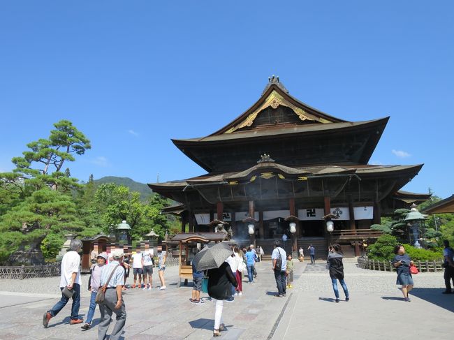 ここ10年以上、毎年訪れている「善光寺雲上殿」で、御先祖さまのお参りを済ませてから「善光寺本堂」へ向かいます。いつもは、9月後半か10月に訪れるのですが、今年は9月。やはり暑かったです。<br />帰りは、岡谷ICから霧ヶ峰へドライブ。かなり長時間と長距離を楽しみました。