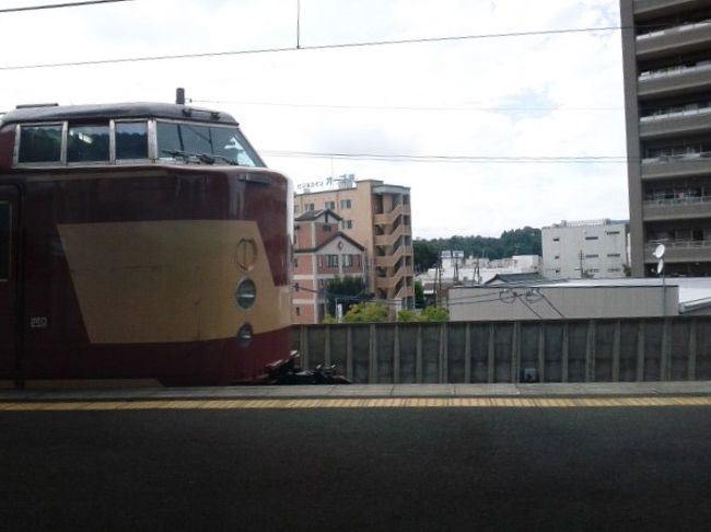昼勤終わりで日曜日を含めたら3泊できる連休キターー。<br /><br />しかぁ~し・・・週末。。。<br /><br />土日の混雑が嫌。<br />計画表が平日ダイヤ。<br /><br />いろーんな拘りと「行きたい!」って欲求の葛藤。<br /><br /><br />う~~ん。。。諦めて、また近場にしよう。<br /><br />そこで思いついた!【福知山線】と【小浜線】<br />それから【京都丹後鉄道】の残り<br /><br /> 一人旅≪2014秋≫天橋立☆交通編☆<br /> http://4travel.jp/travelogue/10936112<br /><br />ぐるっと一周できるかな?<br /><br />『豊岡駅』近くに<br />安くて綺麗なホテルを見つけてテンション上がる。<br /><br /><br />☆ー・-★ー・-☆ー・-★ー・-☆ー・-★ー・-☆ー・-★ー・-☆<br /><br /><br />名古屋を夕方出発。<br />難波(大阪)・豊岡(兵庫)・敦賀(福井)に泊まって ・・・<br /><br />【近畿日本鉄道・大阪線】<br />【阪神・難波線】<br />【阪急・今津線】<br />【福知山線】<br />【京都丹後鉄道・宮豊線】<br />【小浜線】<br />【北陸本線】<br /><br />を、ぐるっと周ってきました。