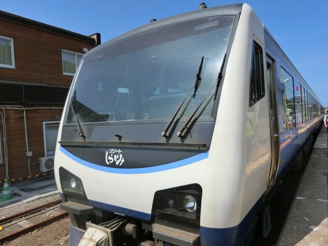 秋田駅から、リゾートしらかみ橅に乗って、十二湖駅へ。<br />十二湖駅で下車し、青池を散策した後、再び十二湖駅からリゾートしらかみ青池に乗って弘前を目指します。<br /><br />この区間のリゾートしらかみの景色も素晴らしい！<br />千畳敷駅では１５分の散策、<br />鰺ヶ沢駅では津軽三味線を楽しみました。<br /><br /><br />弘前に着いてからは、弘前城を少し散歩して、青森を目指します。<br />弘前城は、現在工事をしていて、石垣の上にお城がありません！