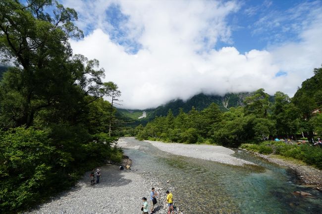 台風が近づいていてとにかく天気がどんどん不安定<br /><br />前日からは雨も激しく上高地に行くかどうか迷ったのだけれども<br /><br />沢渡の駐車場からタクシーで上高地へ行くことに<br /><br />駐車場は600円<br /><br />4人以上ならバスでもタクシーでも殆ど同じ金額になる様でタクシーだと定額4100円<br /><br />途中大正池で撮影もさせてくれたけれども追加料金もなく嫌な顔もせずサービスは良好<br /><br />競争原理が働くということは良いことだね<br /><br />東京大手町周辺のタクシーの糞運転手に爪の垢でも飲ませてやりたい<br /><br />只、帰りも自分の車を呼んで欲しいとかの営業はいらないなぁ<br /><br />上高地は久しぶりだけど以前は売店しかなかった場所に大きな観光センターなんかも出来ていてとても快適<br /><br />到着時は雨もパラパラでがっかりだったのだけれどもだんだんと天気は回復<br /><br />ついには晴れ間まで見えてきた<br /><br />流石に穂高までは見えなかったけれどもやっぱり綺麗<br /><br />水量もいつもと変わらず水の透明度も抜群<br /><br />結局河童橋で2時間ほど滞在<br /><br />周辺の飲食店の競争も激しいようで何処もご飯は美味しい<br /><br />有名なカレーパンはなかなか美味<br /><br />上高地ソフトクリームはぜひ食べてもらいたい<br /><br />河童橋を渡ったところにあるうどんも旨いしパンも旨い<br /><br />何より関心なのは良心的なプライス<br /><br />今の時代スマホで簡単に評判を見れるからねぇ<br /><br />消費者にとっては良い時代になったのかな<br /><br />只、お弁当関係は米が傷まないように酢飯になっていてどれもまずい<br /><br />お弁当以外を食べましょう<br /><br />昔はここに来てはなんて美味しい空気なんだろうとなんておいしい水なんだろうと感動した記憶があるけれども今の時代それほど空気は汚れていないのか昔のような清々しさを感じることなく水に至ってはいつも飲んでいる海外のペットボトル水のほうが美味しいと感じるまでに文明は進化してしまったのだと実感してしまって残念<br /><br />贅沢な悩みだね