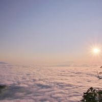 絶景と食を求めて夏の道東めぐり　（3）津別峠の雲海にさくらの滝のマスの遡上、神の子池、阿寒湖そして秘境チミケップホテル