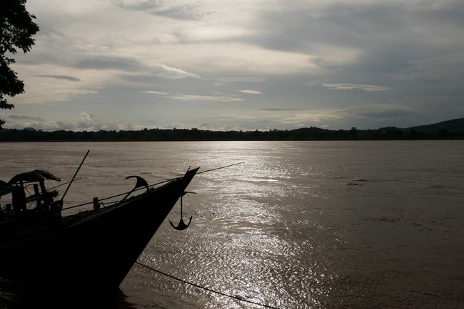 ヤンゴンから東へ３００キロほどに位置する小さな街パアンとその郊外の村々にすっかり魅了されました。<br />ズェガビン(Zwekabin)山に抱かれたパアン市内は２キロも歩けば郊外に出てしまうほどのコンパクトな街で、満々と水をたたえる大河サルウィン川が流れています。<br />あわよくば真っ赤に燃える夕陽をと思いましたが、雨季です。そんなに甘くはありませんでした。<br />でも溢れんばかりの水量やキラキラと輝く水面<br />そして暮れなずむパアンの街は十分堪能できました。<br />