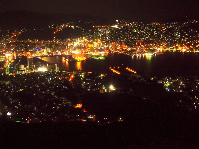 長崎市　稲佐山にある絶景の夜景を見たくて「夜景見学ツアー」に申し込みました。<br />この日の夜も蒸し暑かったのですが　ツアーバスで展望台に着くと<br />心地よい風が吹いていて　気持ちよかったです^^<br /><br />今日は土曜日と言う事もあって観光客の方がとっても多く<br />混雑していました。<br /><br />でも所要時間８０分/１５００円で山頂まで連れて来てくださり<br />ガイドさん付きで自由時間もあり　<br />またホテルまで送迎してくださるなんて<br />とってもお得感ありのツアーでした。