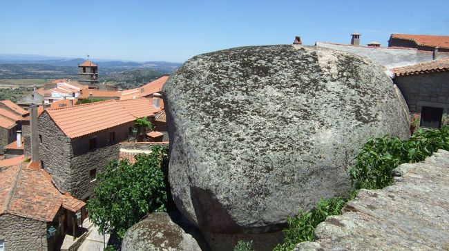 ポルトガル縦断ドライブ旅行で、コインブラからマルヴァオンへの途中、モンサントに寄り道した。<br />ここは、巨石の中にある村で、「ポルトガルで最もポルトガルらしい村」に選ばれた。<br />地震の多い日本では考えられない風景だった。<br />暑い中、城砦までの登りは厳しかったが、遠くスペインまで見渡せる眺望を楽しんだ。<br /><br />詳細は→Kenの我楽多館 旅行館書庫（ポルトガル編）<br />http://ken.image.coocan.jp/sub322.html