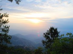 震災１年後のネパール（７）　カトマンドゥ近郊の山中の地　ナガルコットの朝