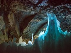 塩の洞窟の次は氷の洞窟へ　～クリッペンシュタインの大氷窟 とダッハシュタインの氷河遠望～