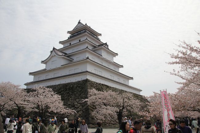 会津の桜を見に行きました。<br /><br />桜で有名な湯野上温泉駅は満開の桜を愛でることができましたが、鶴ヶ城は2日ほど遅かった感じです（涙）。<br />桜は時期が難しいですね・・・。<br /><br />ついでに「美の巨人たち」で前に紹介されていたさざえ堂に行きました。<br />帰り道に芦ノ牧温泉駅でネコ駅長に会おうと思いましたが、お散歩中でした。<br />大内宿にさくっと寄って帰宅の途へ。