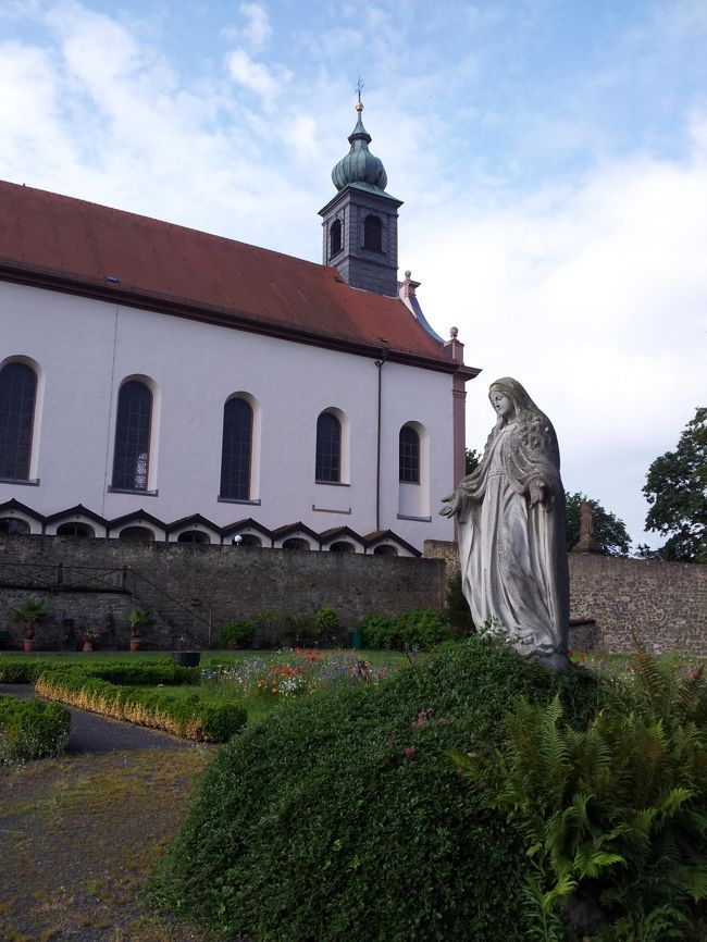 旅も中盤に入りました。ゲーテ街道のテューリンゲン州の街から、ロマンティック街道のバイエルン州の街を目指します。その途中、下車したのがヘッセン州のフルダです。<br /><br />実は、2日目フランクフルトからベルリンに向かうICEで通り過ぎた駅で、交通の要衝でもあります。<br /><br />美しい教会や修道院のある宗教都市のようですが、ガイドブックにはあまりページが割かれていませんでした。<br /><br />スーツケースを持っての移動中の途中下車、もしコインロッカーが空いてなかった時のことを考え、事前にフルダのInfoにメールで問い合わせました。<br />「もし、駅のロッカーがいっぱいで預けられたかったら、スーツケースを預かっていただけますか？」<br /><br />すると、即座に、「私たちの街に興味を持ってくれてありがとう。もちろん、お預かりできますよ。ぜひいらっしゃい！」<br />こんなうれしいメールが返ってきて、それだけでこの街に行ってみたくなりました。<br /><br />(旅程)☆がこの旅行記<br />7月9日(土）　0:50　羽田発ＮＨ203便　6:00フランクフルト着<br />6:43　フランクフルト空港駅発　ICE18　7:40ケルン中央駅着<br />11:18　ケルン中央駅発　IC2013　12:15コブレンツ中央駅着<br />15:02　コブレンツ中央駅発　16:34フランクフルト空港駅着<br />17:02　フランクフルト空港駅発　Sバーン　17:10フランクフルト空港駅着<br />(フランクフルト泊）<br /><br />7月10日(日）7:13フランクフルト中央駅発ICE874　11:28ベルリン中央駅着<br />(ベルリン泊）<br /><br />7月11日(月）6:58ベルリン中央駅発EC171　8:56ドレスデン中央駅着<br />13:37ドレスデンノイシュタット駅発　14:06マイセンアルトシュタット駅着<br />17:49マイセンアルトシュタット駅発　18:27ドレスデン中央駅着<br />(ドレスデン泊）<br /><br />7月12日（火）6:20ドレスデン中央駅発ICE1654　8:16エアフルト着<br />12:18エアフルト発ICE1650　12:49アイゼナハ着<br />17:07アイゼナハ発ICE1653　 17:37エアフルト着<br />(エアフルト泊）<br /><br />☆7月13日(水）6:18エアフルト発ICE1656 7:42フルダ着<br />10:59フルダ発ICE91　11:30ヴュルツブルグ中央駅着<br />(ヴュルツブルグ泊）<br /><br />7月14日(木）7:39ヴュルツブルグ中央駅発(シュタイナハ乗換）8:49ローテンブルグ　オブタウバー着<br />13:05ローテンブルグ発(ロマンティック街道バス）ディンケンスビュール経由　15:25ネルトリンゲン着<br />(ネルトリンゲン泊）<br /><br />7月15日(金）6:00ネルトリンゲン発　ドナウヴェルト経由7:42ミュンヘン中央駅着(ホテルに荷物預け）8:04ミュンヘン中央駅発　8:46アウグスブルグ中央駅着　13:03アウグスブルグ中央駅発　14:35レンゲンヴァング駅着(代行バス）15:08フュッセン着　17:05フュッセン発17:13ﾎｰｴﾝｼｭﾊﾞﾝｶﾞｳ着<br />(ﾎｰｴﾝｼｭﾊﾞﾝｶﾞｳ泊）<br /><br />7月16日(土）<br />午前　ﾎｰｴﾝｼｭﾊﾞﾝｶﾞｳ城　ﾉｲﾝｼｭﾊﾞﾝｼｭﾀｲﾝ城見学<br />12:53　ﾎｰｴﾝｼｭﾊﾞﾝｶﾞｳ発　DBバス　14:19オーバーアマガウ着<br />15:38　オーバーアマガウ発　ムルナウ経由　17:26　ミュンヘン中央駅着<br />(ミュンヘン泊）<br /><br />7月17日(日）<br />午前　レジデンツなどミュンヘン中心部観光<br />午後　ニンフェンベルグ城見学<br />17:45　ミュンヘン中央駅前発空港行バス　18:25空港着<br />21:25　ミュンヘン発NH218便　<br /><br />7月18日(月・祝）<br />15:50　羽田空港着<br /><br /><br /><br />