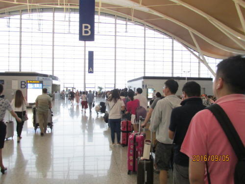 春秋航空の浦東空港発国際線の早朝便はマカオ７：４０、済州７：４５、台北８：１０、札幌８：１５、大阪８：２５、茨城８：３０、高松８：４５、佐賀８：４５、ＬＣＣは早朝に集中しています。出発２時間前に到着してもぎりぎりです。速めに空港へ行きましょう。現在新たにターミナル入口で危険物検査が追加され行列が出来ています。中国人の日本旅行も増加しています。出国審査後の荷物検査も厳しくなっています。指定された物はカバンから出して置かないと徹底的に調べられますので注意ください。折り畳み傘、カメラ、パソコン、携帯電話（ガラ携・スマホ）、タブレットは必ず籠に並べて下さい。東方航空は1社で第1ターミナルを使っていますので行列は有りません、現在第3ターミナル建設中ですが竣工予定は解りません。<br />