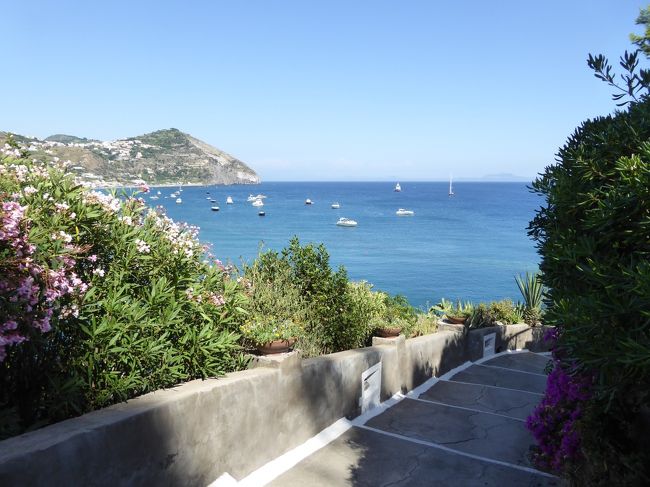 夏の優雅な南イタリア周遊旅行♪　Vol408(第21日)　☆Isola d'Ischia/S.Angelo：「Hotel Miramare Sea Resort」庭園の展望台からゆったりと眺めて♪