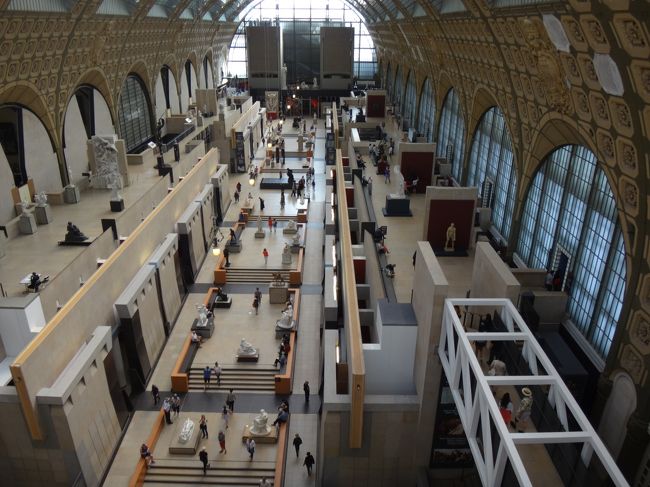 久し振りのオルセー美術館です。<br /><br />一部の展示室は改装のために閉鎖されていましたが、オルセー美術館に限らず<br />パリの美術館・博物館は頻繁に増改築をやっている様な気がします。<br />その間、収蔵品を貸し出して儲けているのでしょうか。<br /><br />パリの街並みは何年も余り変わらない、というイメージがありますが実際に歩いてみると、あちこちで工事をやっているのが目に付きます。<br /><br />5・6年、時間を空けて再訪したので「結構、変わったな」という印象を持ちました。