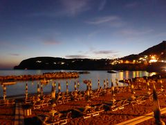 夏の優雅な南イタリア周遊旅行♪　Vol414(第21日)　☆Isola d'Ischia/S.Angelo：夜のサンタンジェロ♪夜景のビーチを眺めて♪