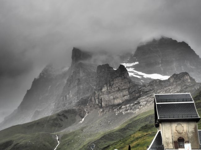 蒸し暑い日本を脱出し、大自然を体感しにスイスに行ってきました。<br />雄大な山々、きれいな緑、涼しい気候。<br />リフレッシュするにはもってこいの場所でした。<br /><br />今回は、両親を連れての旅行のため、<br />添乗員付き、完全パックツアーだったので、<br />事前の下調べ不足でしたが、<br />天候にも恵まれ楽しい旅になりました。<br /><br />この旅、唯一の雨だったのがユングフラウヨッホ。<br />雲も多く、山の景色は見れませんでしたので、<br />得意のドラマチックモードを使って<br />それなりの景色に見えるように撮ってみました。