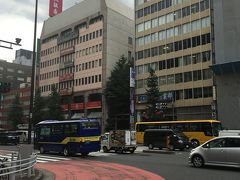 ビルの谷間に花園神社参拝　新宿