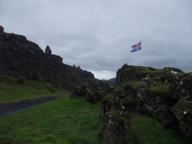雄大な自然を求めてやって来たアイスランド。4日の滞在中3日が雨・・・。雨の多い時期なのか、私が不運なだけなのか・・・。愚痴っていてもしょうがない。I&#39;m going out in the rain!!<br /><br />