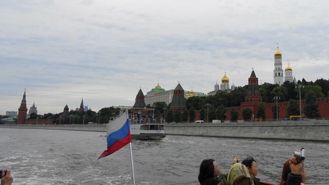 ２０１６年の夏は、ずっと行きたかったキジ島の木造教会を見に、ロシアに行ってきました。<br /><br />その４は、トレチャコフ美術館とモスクワ川クルーズ。トレチャコフ美術館は２時間強かけて、じっくり鑑賞しました。ロシア美術の宝庫で、特にルブリョフのイコンが感動的でした。<br /><br />・バスでトレチャコフ美術館へ<br />・肖像画いろいろ<br />・「見知らぬ女」で有名なクラムスコイ<br />・情念がせまってくるヴルーベリ<br />・イコンいろいろ、特にルブリョフが素敵<br />・バスでレストランへ（ホワイトハウスやらスターリン建築やら）<br />・レストランでロシア料理を堪能<br />・愛の橋<br />・モスクワ川クルーズ（クレムリンを外からじっくり）<br />・夕食はレストラン・トゥーランドットで<br /><br />表紙写真は、モスクワ川クルーズの様子。クレムリンの直ぐそばを通りました。