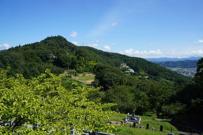 県庁所在地であって、観光の要素が一番ない都市はどこか？関西だと大津がそういう評価だと思いますが、実はそうではない。少し歩くと天智天皇の関係があったり、まったくそんなことはありません。今までの私の経験で言わせてもらうと、まったくダメなのは大分市と津市、福島市がトップ３だったんですが、それはやっぱり駅周辺に限った場合。今回、福島市は郊外に出ると実は花見山公園や飯坂温泉だけではない、それ以上に豊かな観光要素がまだまだあって恵まれたエリアであることに気が付かされました。<br /><br />ちなみに、市街に一番近いのは信夫山公園。標高標高275mの信夫山の一帯を整備したもの。そもそも信夫山は、入口に建つ護国神社や黒沼神社のほか出羽三山の分社があって信仰の山でもあるのですが、自然の豊かさからも福島市民にとっては手軽な遊び場としてのイメージが強いのではないかと思います。<br />ただ、山の中腹には除染で出た廃棄物置き場があって、それを運び込む大型トラックが行き交うし、山林の落ち葉を掃いたりする除染の作業をあちこちで行っていたり。県立美術館に抜ける遊歩道の紅葉とか緑がとても美しいのに、原発事故の爪痕がいまだに濃いようなところがあって、ちょっと心が痛みました。<br /><br />そして、福島市の郊外なら、やっぱり浄土平。浄土平は、磐梯吾妻スカイラインのほぼ中間。かつての噴火口の形がそのままの吾妻小富士（1,707m）、中腹から静かに噴煙を上げる一切経山（1,949m）に囲まれた高原の平坦地です。ビジターセンターや天文台などにちょこっと寄った後は、そのまま木製の遊歩道を歩いて、清々しい高原の雰囲気を楽しみました。<br /><br />ややつぎはぎだらけの旅行記ですが、なんとか福島市近郊の様子を感じ取ってもらえればと思います。<br /><br /><br />