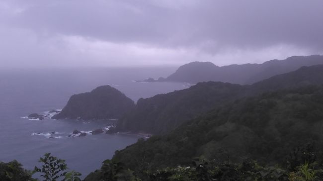 台風１６号が来る直前に高知に遊びに行きました。<br />今回は大学の昔の仲間１０人で気ままに散策しました。<br />この時期は観光シーズンで「高知城 秋のお城まつり」や街の中心地で各種の行事が行われていましたが、あいにく、台風１６号が九州に近づいており、強い雨が降ったり、日が差したりと不安定な天気でした。