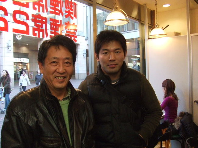 三軒茶屋で瀧本さんに遭遇 2005/12/24<br /><br />三軒茶屋のコーヒーショップで妻とコーヒーを飲んでいると、若いカップルが店に入ってきました。格闘技好きの私にはPRIDE選手の瀧本さんだとすぐわかりました。瀧本さんは美人の奥様と生まれたばかりのお子様とくつろがれていました。迷惑も顧みず、思い切ってを話しかけました。瀧本さんは嫌な顔をせず、一緒に写真にもおさまってくれました。勿論、次に日に会社で自慢したのは言うまでありません。<br />「瀧本さんのプロフィール」<br />・シドニー五輪柔道81キロ級金メダリスト<br />・PRIDE戦歴 3戦2勝1敗<br />今年の大晦日PRIDEで菊田早苗選手と戦います。<br />瀧本さん頑張れ!!<br />