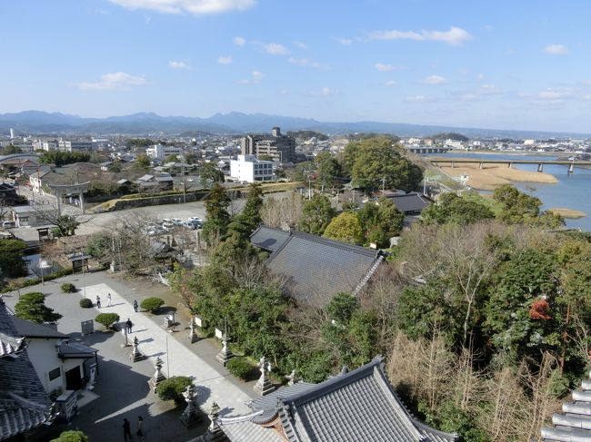 「中津大神宮」は「中津城内」に鎮座する「明治１４年（１８８１年）」に「天照大御神」を「主祭神」として建立された「神社」です。<br /><br />写真は「中津城の天守閣」から撮った「中津大神宮」です。