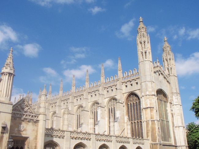 バースには、ローマンバスが<br />ウィンザーには、ウィンザー城が<br />コッツウォルズには、可愛らしい家々が<br />湖水地方には雄大な自然と、ピータ・ラビットの世界が<br />ブライトンには海と、絶景の崖が<br />ストラトフォード・アポン・エイボンは、シェイクスピア好きにはたまらない場所<br />オックスフォードは、ハリーポッターファンなら訪れたい場所<br /><br />ロンドンから足を延ばしていけるこれらの場所には「ロンドンにはない、そこでしか見られない何か」があります。<br /><br />では、ケンブリッジには何があったのか…?