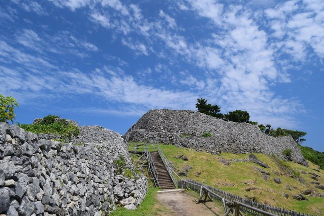 沖縄にある世界遺産の中で一番北部にある、城跡をご紹介します。<br />場所は、ちゅら海水族館がある本部町の隣にある今帰仁村です<br />北山王（ほくざんおう）の居城として高台に築かれ、広さは4ﾍｸﾀｰﾙあり<br />万里の長城のように堅牢な造りをした城壁は全長1.5キロにわたります。<br />海と城壁を望む絶景ポイントとしても知られ、城跡の御内原と呼ばれる場所からの眺めは必見です。（ネット引用）<br /><br />開園時間：午前8時00分?午後6時<br />駐車場・WC・土産コーナーあります（城のﾁｹｯﾄを購入すると資料館は無料です）<br /><br />※入場料は大人４００円・小中高生３００円<br />所有時間（約３０分）<br /><br /><br /><br /><br />