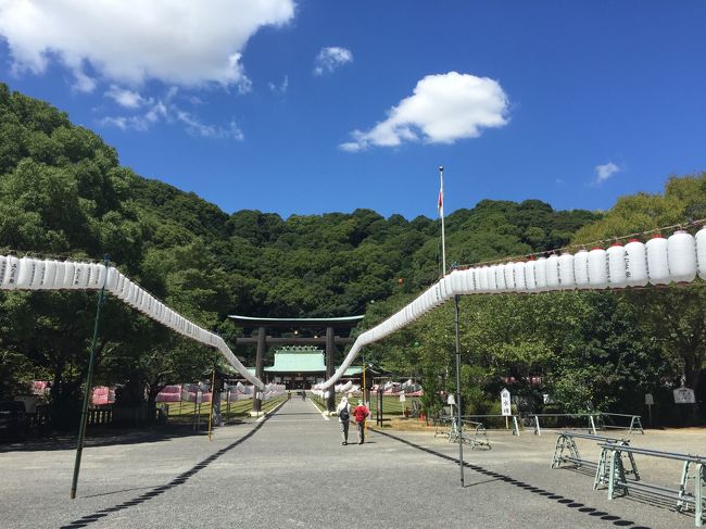 久しぶりの快晴の下、静岡縣護国神社の広い境内を散策する。<br />周辺には、柚木公園～中学・高校・大学などの文教施設があり、緑地の多い静かな環境で気分転換にウオーキングするには最適な場所です。<br /><br />今日はカメラが重いので、携帯電話のカメラ機能で撮影したものです。