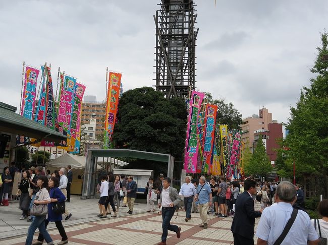 ２０１６年９月２１日　東京・両国国技館で行われた大相撲秋場所１１日目観戦に出かけました。<br /><br />今回も知人のMatteさんのご招待です。<br /><br /><br />初日から１０連勝中の大関・豪栄道は、大関・稀勢の里に土を付け１１連勝。単独トップを守りました。<br /><br />30本以上の懸賞が懸かった結びの一番では関脇高安が横綱日馬富士を制し、番狂わせに場内を座布団が舞いました。<br /><br />横綱・日馬富士、関脇・高安、平幕・遠藤が２敗で並びました。<br /><br />