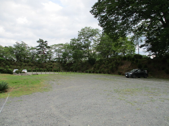 水郡線(水戸~郡山)磐城棚倉駅より徒歩10分の棚倉城(たなぐらじょう、福島県東白川郡棚倉町)は元和8年(1622)常陸国古渡(ふっと)より入封した丹羽長重(にわ・ながしげ、1571~1637)によってこの地に鎮座していた近津神社(馬場都々古別神社)を現在の馬場に遷宮させ、その境内に新たに造られた輪郭式の平城で長重移封後は近江国長浜より入封した内藤信照(ないとう・のぶてる、1592~1665)によって完成されています。丹羽長重の父は織田信長の宿老で五層七重の天守閣を備えた安土城築城の総奉行を務めた築城の名人丹羽長秀(にわ・ながひで、1535~1585)で信長の信頼厚く臣下では初めて佐和山城主となり後に若狭国の支配を任され、長秀の支配地域は約13万5千石程に至ります。天正10年(1582)信長が本能寺の変で倒れると状況が一変、明智光秀を倒した羽柴秀吉に味方し信長没後の織田家の家督を決める清須会議では秀吉方として三法師(信長の嫡孫)を後嗣とすることに賛成します。翌天正11年、賤ヶ岳で柴田勝家を倒した戦いでは軍功により勝家の旧領である越前一国・加賀国能美・江沼郡を秀吉から下賜され、これまでの支配地と合わせて123万石の大大名に躍進しますが、躍進著しい秀吉の風下に立たざるえない立場に置かれてしまいます。天正13年(1585)4月長秀は51歳で死去、ここで若輩の長重が父長秀の遺領123万石を相続することになります。しかしながら、長重が秀吉の越中佐々成政(さっさ・なりまさ)攻略に従軍、その際家臣が軍令違反したとの理由で越前国没収、更に天正15年(1587)の薩摩島津征伐の際にも軍令違反を問われ若狭国没収され遂に加賀国松任4万石城主にまで減封されるに至ります。慶長4年(1600)関ケ原合戦で長重は東軍に属するも同じく東軍方の前田利長(まえだ・としなが)と戦ったことが家康に咎められ、小田原戦役の軍功によって故秀吉から加賀国能美・石川両郡を加増され12万5千石まで復活した所領を全て没収、併せて謹慎の沙汰が下され、京都大徳寺から江戸高輪に移され隠棲生活を送ることになります。冷遇された長重ですが彼の持ち味である腐らず真面目な態度で謹慎を送っている姿に好感を持った家康は将軍秀忠に命じて便宜を図るよう指示、慶長8年(1604)2月、長重は常陸国古渡(ふっと)に1万石を与えられまさかの大名復帰となります。元和元年(1615)の大坂夏の陣でも前年冬の陣に引き続き長重は大坂へ出陣、1万石という小大名のため引き連れたのは500名の将兵ながら藤堂高虎・井伊直孝の軍と共に前線に列し豊臣方に立ち向かいます。元和3年(1617)、先の大坂の陣における奮闘ぶりを評価されて更なる徳川家の信頼を厚くした長重は若輩ながら将軍秀忠の御伽衆(おとぎしゅう)として他の信長時代から名将として名を馳せていた年配6人と共に任用されています。元和5年(1619)、幕府から江戸崎に1万石の加増を受けた長重はその2年後に更に3万石を加増され棚倉に5万石を以て入封、前藩主は「不敗の名将」の異名を有するも関ケ原合戦では西軍に属していた立花宗茂(たちばな・むねしげ、1567?1643)で合戦後改易、浪人生活を送るも見事大名に復帰し唯一旧領の築後柳川を回復した武将ですが、宗茂居城の赤館城は山城で城域の広がりが乏しく5万石大名にふさわしい城郭を造る必要がありました。寛永元年(1624)、幕府より新城築城の決裁のもと長重は父長秀より伝授されていた築城技術を以て赤館に替わる築城に取り掛かります。築城の立地については赤館から南進の近津明神(ちかつみょうじん)の境内を城域に選定、明神の西側が急勾配の丘となっており防御に優れる地との見立てが長重にあったと思われます。しかしながら築城の為に昔から慣れ親しんでいる明神を移すことに難色を示している住民を説き伏せて当明神を遷宮に導き明神跡地に築城工事が始まります。寛永4年(1627)会津藩主蒲生忠郷(がもう・たださと)が継嗣なく死去、生母が家康の娘であったため改易は免れるも蒲生家を相続した忠郷の弟忠知が60万石から24万石に大減封のうえ伊予松山に転封するに至ります。蒲生氏の旧領については加藤嘉明(かとう・よしあき)と長重が入封することとなり、加藤嘉明には会津40万石、長重には陸奥国白河・石川・田村・岩瀬4郡のうち10万7千石がそれぞれ封ぜられ、長重は白河を本拠とすることになります。従って元和7年(1621)に入封し築城をめざした棚倉城は未完成のまま長重は移封せざるを得ず、譜代の内藤信照によって完成したとされます。尚白河転封後の長重は幕府より奥州の大名を押さえる堅牢な城にすべくその白河城の城郭大改築の命を受け、寛永6年(1630)着工し寛永9年(1633)に完成させ、ここでも築城の名手ぶりがいかんなく発揮されます。幕府が関東と奥州の境目の要衝の地である白河に外様である丹羽長重を配したのは、長重の築城技術を評価しただけではなく生涯変わらぬ長重の実直さとも言うべき態度が家康・秀忠・家光の歴代将軍の好感を得て信頼に繋がったからこそと言えるかもしれません。本丸跡大手門よりに建てられた棚倉城説明板には次の如く記されています。「棚倉城跡二代将軍徳川秀忠は、丹羽五郎佐エ門長重に命じて、棚倉に平城を築かせた。長重は案を練り、この地にあった近津神社の神境を最適地とし、宮を現在の馬場都々和気神社に移し、寛永2年、この地に築城をはじめた。寛永4年、長重は白河に移されたが、代わって滋賀県近江山城より内藤豊前守信照が城主となった。阿部美作守正静の代になり、戊辰戦争の兵火にかかり、慶応4年6月24日落城した。この間250年、城主の代わること16代であった。 棚倉町 棚倉町観光協会」