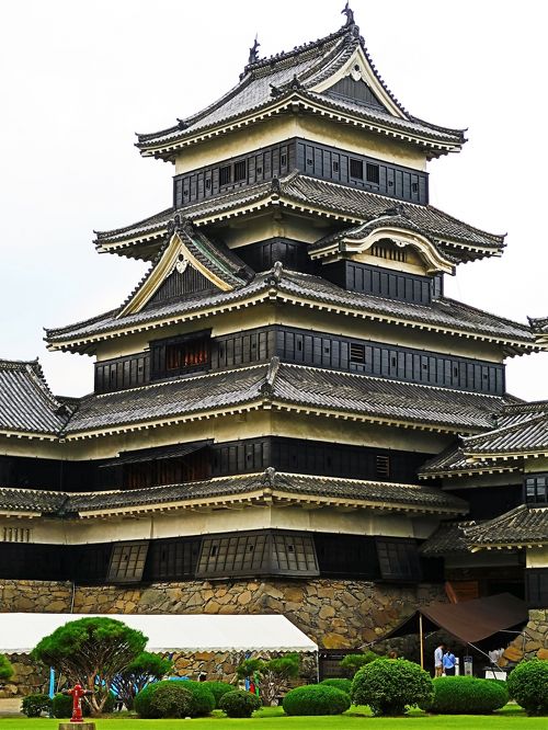 国宝 松本城1/2(外観） 平城・複合連結式天守 ☆武将と姫君が