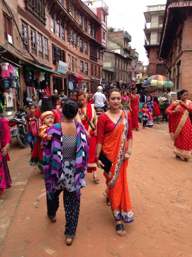 三年振り三度目のネパール旅行です、震災後のネパールの状況を見てみたかったのと、久しぶりのトレッキングで標高5000m越えの景色を見たくて決めました。<br />4日が女性のためのお祭りティージでこれも偶然にも3年ぶりに見ることができました。<br />３度目のネパールなので大して目新しい事や感動も無いだろうと思っていたけど、久しぶりのタメルの雰囲気やヒンドゥ教の世界観、カトマンズ盆地に広がる綺麗な棚田を見ただけで多いに感動しました、ネパール人の親切さやのんびりした性格も懐かしかった。<br />フライトは中国南方航空、羽田発広州乗り換えで55000円でした、あまりの安さに本当に飛ぶのか心配でしたが、遅延も不快な思いもせず快適な空の旅になりました。