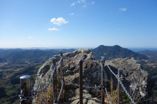 東京から特急で内房線岩井駅へ、バスで登山口へ<br />房総のマッターホルンとはいかなる山か！<br />伊予ヶ岳から富山を踏破し、散歩がてら岩井駅へ戻ります。