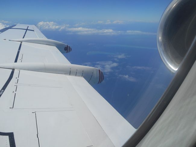 ４日目その②ふたたびニューギニア航空に乗って♪<br /><br />ケアンズからポートモレスビーに向かう便は<br />行きと同じＦＯＫＫＥＲ　７０　という飛行機。<br /><br />飛行機に乗って、機内食が出てきました。<br />パスタとパンにお肉、やっぱり美味しかったです。<br />加えて、アイスも配られまた感激！！<br /><br />グレートバリアリーフを見ながらの飛行で<br />とてもきれいでした。　<br /><br />ポートモレスビーの乗り換えは行きと同じように、<br />乗り継ぎのために一回乗り換え待合室に入り、<br />東京行きの飛行機へのチェックインが必要でした。<br /><br />乗り換えまで１時間ありましたが、<br />チェックインカウンターは１台の端末で行っており<br />他の飛行機の乗り換えの方もいっぱい並んでいました。<br />チェックインカウンターで３０分位ずっともめていて、<br />一向に動きませんでした。<br /><br />ちょっと焦ってイライラしながら並んでいると<br />出発時刻が迫ったため、優先でチェックインを行って<br />くれました。どうにかケアンズから同乗してきた方々も<br />無事乗れたようです。でも、ケアンズ便のおかげで<br />飛行機は、２０分ぐらい遅れて出発。<br /><br />ポートモレスビーから成田に向かう便は<br />Ｂ７３７－８００でした。搭乗率６５～７５％<br />で行きと比べるとものすごく混んでいました。<br />勿論モニタ付き日本の映画などもありました。<br /><br />またケアンズからの便で食事をして、まだ<br />お腹が空かない時間に機内食がでましたが、<br />それでも美味しかったので完食。カレーでした。<br /><br />日本に近づくと、左側の席で夕陽がみることができ、<br />とても良かったです。通路側でしたので、ちょっと写真を<br />とることができなかったのが残念でした。<br /><br />２０：００過ぎ　成田空港に着き、無事旅行が終わりました。<br /><br />今回の旅では<br />ニューギニア航空は、とても快適な航空会社でした。<br /><br />４日目<br />１１：４５　ケアンズ　出発<br />１３：１０　ポートモレスビー着<br />１４：２５　ポートモレスビー発<br />２０：００　成田空港着<br />２０：２０　ＪＡＬ　ＡＢＣ　荷物発送<br />　　　　　　ＡＮＡアメリカンエクスプレスカードを使い<br />　　　　　　無料でスーツケース１つ発送<br />２０：３７　京成　空港第２ターミナル　発　　　