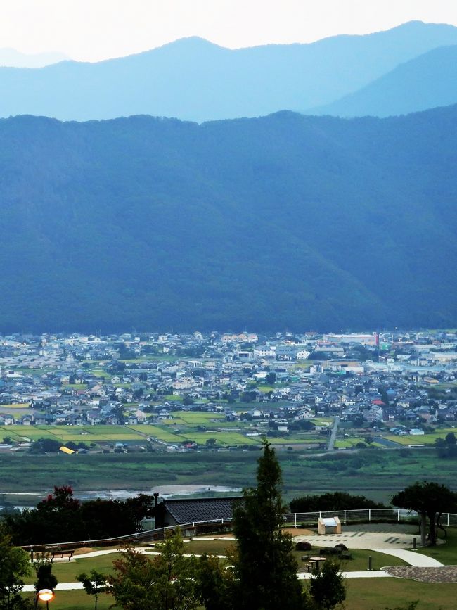 姨捨山（おばすてやま）は、長野県千曲市と東筑摩郡筑北村にまたがる山。正名は冠着山（かむりきやま）。標高 1,252メートル。（フリー百科事典『ウィキペディア（Wikipedia）』より引用）<br /><br />姨捨ＳＡは夜景が美しい、北信の玄関口にあたるSA。高台にある展望広場からは、広々とした善光寺平を見渡すことができ、夜景100選にも登録されている。（下記より引用）<br /><br />姨捨ＳＡ　については・・<br />http://www.driveplaza.com/sapa/1820/1820041/2/<br />http://chikuma-kanko.com/modules/contents/index.php?content_id=3<br />