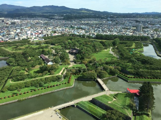 スキーでは毎年訪れる北海道。仕事でも札幌を中心に年1回くらいは訪れている。ただ、道南は仕事がてらに訪れた際に五稜郭周辺を歩いただけ。ということで、夜勤明けの3連休に函館へ。前日は深夜まで仕事していたので、初日はゆっくり。JALの最終便で函館に飛んで湯の川温泉に一泊。翌日からレンタカーを使って道南を450キロ、駆け足で巡ってみました。