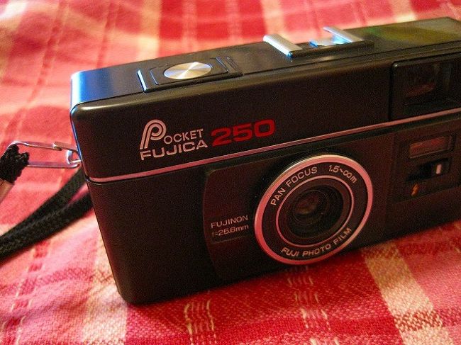 実はわたくし、メインはデジカメなんですけども、フィルムカメラも大好きなのです。<br /><br />今回は1977年に富士フィルムが発売した110フィルムを使用する「ポケットフジカ250」というカメラを持参いたしました。<br />そのフジカちゃんで撮ったLAの写真を番外編としてアップします。<br /><br />ちなみにこのフジカちゃん、1977年当時の販売価格は9,500円もしたんですよ。<br />プラスチックのチープなボディですが、もちろん、Made in JAPANです。