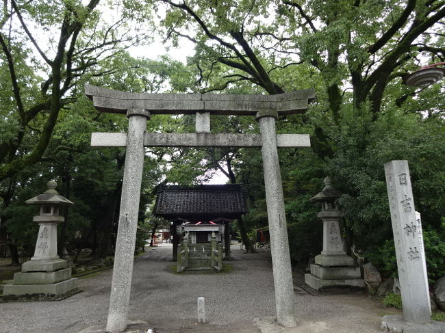 清須にある日吉神社です。<br /><br />今年は申年にちなんで訪れる人が多いです。<br />境内には、おサルさんが沢山いるそうです。本物ではないですよ??<br /><br /><br />お正月に書き足されていた巨大絵馬が完成していたので撮影もしてきました。<br />とても立派な絵馬です！<br />12年前の申年に描かれたものに子供さんや孫さんが増えただろうと言うストーリーで描きたされたものです。<br />優しい家族が描かれています。