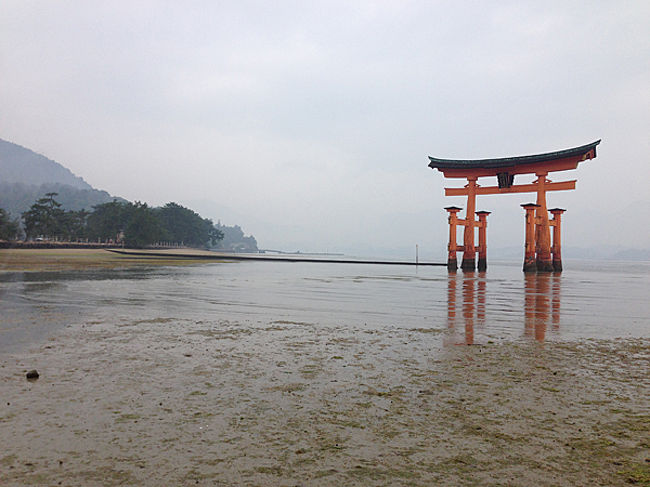 広島へ旅するのは2度目。<br />今回は厳島神社と以前から気になっていた竹原を訪れることにしました。<br /><br />因みにメインは厳島神社で行われる「世界遺産劇場」というライブをみることでした。<br />2度目の厳島もあいにくの雨でしたが、とても充実した時間を過ごせたのでした。<br /><br />1日目：厳島<br />2日目：竹原<br /><br />世界遺産劇場<br />http://www.sekaiisangekijyou.com/pc_index.html<br />2006年の広島旅<br />http://4travel.jp/travelogue/10242825<br />アークホテル広島駅南<br />http://www.ark-hotel.co.jp/hiroshima/<br /><br />厳島と竹原・2<br />https://4travel.jp/travelogue/11173193<br />厳島と竹原・3<br />https://4travel.jp/travelogue/11173416