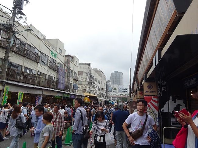 退職後、なぜか予定外に多忙すぎて(◎_◎;)、なかなかどこにも<br />行けない日々ながら、出張の折に少し時間あいたらちょっとでも<br />気分転換プチ旅に(^_^;)。<br /><br />午後からの仕事前に久々に築地に行ってみました。<br />今話題がホットな築地市場ですが、場外市場はいずれにせよ<br />移転せず今のところに残るそうです。<br />目的は築地本願寺だったんですけど、ついでに場外ぶらついて<br />きました。<br />