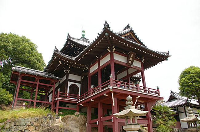 広島へ旅するのは2度目。<br />今回は厳島神社と以前から気になっていた竹原を訪れることにしました。<br /><br />旅行2日目、竹原町並み保存地区その2。<br />西方寺から広島へ戻るまで。<br />のんびりしすぎて、まだエリアの1/3までしか来ていないので、すこしペースアップ。<br />外は暑くて大変ですが、家の中は緑がまぶしく涼しい。<br />どこも素敵な場所でした。<br /><br />1日目：厳島<br />2日目：竹原<br /><br />竹原市観光パンフレット<br />http://www.city.takehara.lg.jp/sangyou/kankou/kankou/kankou_guidebook.html<br />安芸の小京都 きてみんさい竹原<br />http://www.takeharakankou.jp/<br />竹原街並み保存地区の歩き方<br />http://www.umaihiroshima.net/takeharamachinami.html<br /><br />厳島と竹原・1<br />https://4travel.jp/travelogue/11173185<br />厳島と竹原・2<br />https://4travel.jp/travelogue/11173193